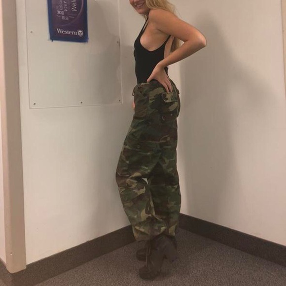 Camo pants from urban outfitters - Picture 3 of 3